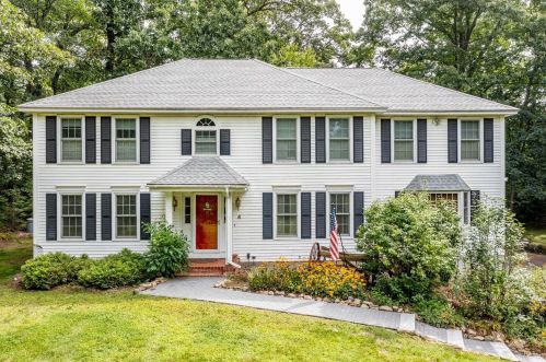 4 Rockwood Ln, Londonderry NH  03053-6104 exterior