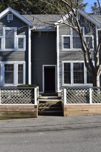 75 Amity Pl, Amherst, MA 01002-2255