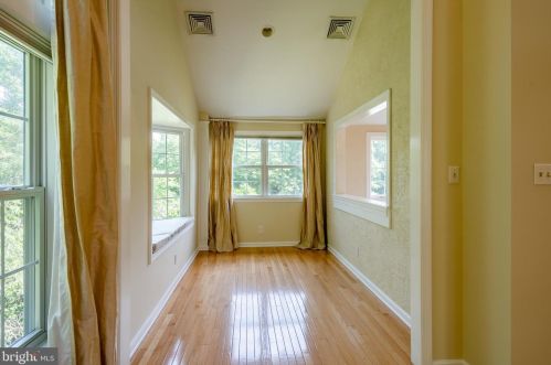 1042 Charter Oaks Dr, Lansdale PA exterior