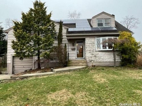 2600 Hyacinth St, Westbury, NY 11590-5608