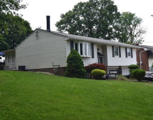 4696 Marina Dr, Whitaker, PA 15120-2980