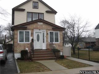 91 Rolling St, Lynbrook, NY 11563-1816