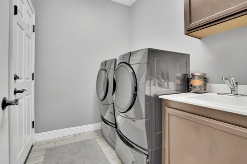 1305 Oak Leaf Cir, Valley Home CA 95361-2769 exterior