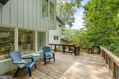 3709 Whispering Ln, Falls Church VA  22041-1121 exterior