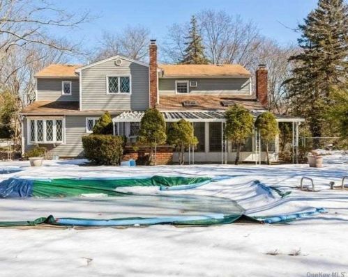 10 Patrician Dr, Elwood, NY 11731-2235