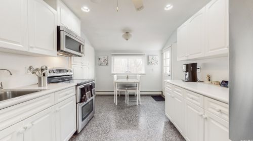 947 Montauk Ave, Islip Terrace NY  11752-1206 exterior