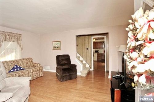 130 Gilbert Ave, Elmwood Park, NJ 07407-1609