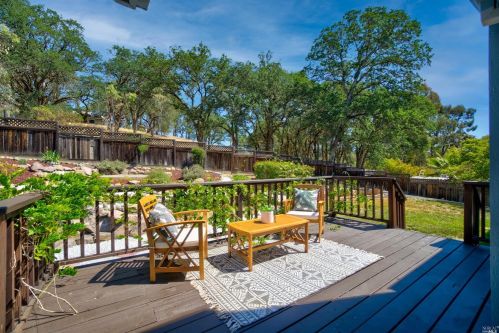 990 Page Dr, Lakeport, CA 95453-3418