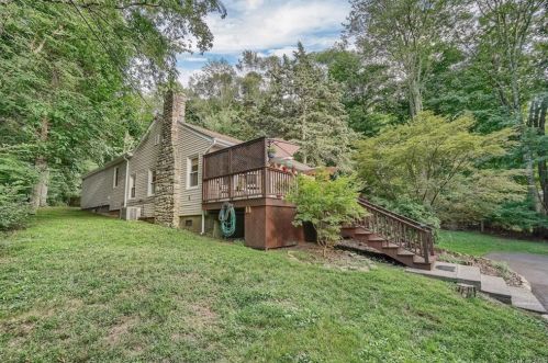 3006 Oak St, Mohegan Lake, NY 10547-1825