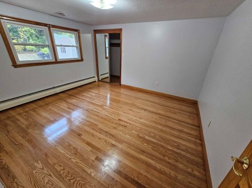 6 Gln Denin Dr, Salem NH  03079-2302 exterior