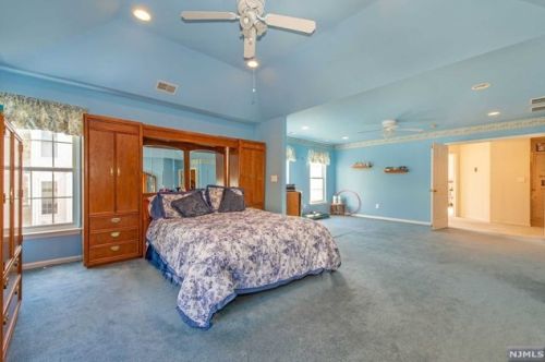 11 Rolling Vw Dr, West Paterson NJ  07424-2639 exterior