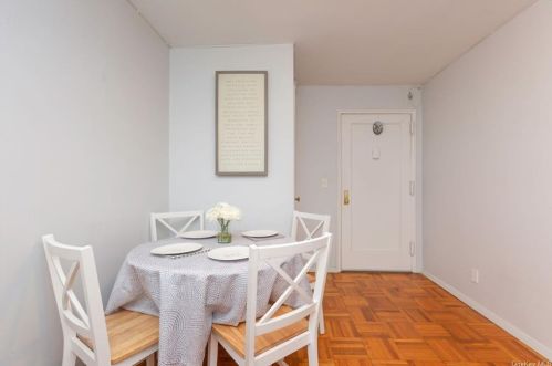 450 Pelham Rd, New Rochelle NY  10805-1836 exterior