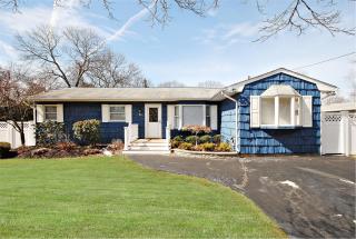 34 Osborne Ave, Hauppauge, NY 11779-4467
