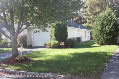 26 Rosewood Ct, Lakewood NJ  08701-5721 exterior