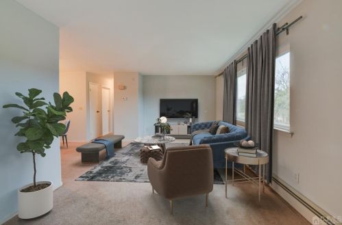 802 Cricket Ln, Woodbridge, NJ 07095-1565