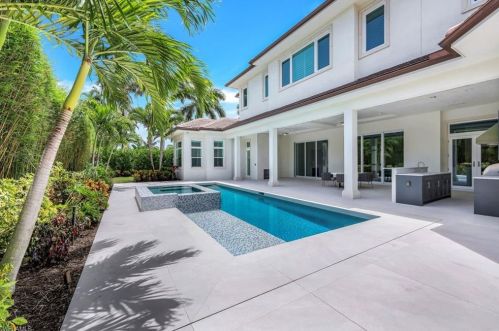 569 Neapolitan Way, Naples FL 34103-8568 exterior