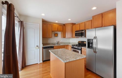 2872 Chinkapin Oak Ln, Woodbridge, VA 22191-7524