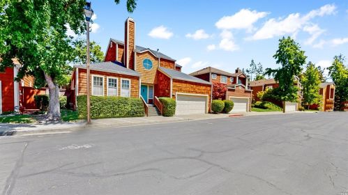 2635 Lago Oaks Dr, Santa Rosa, CA 95405-9100