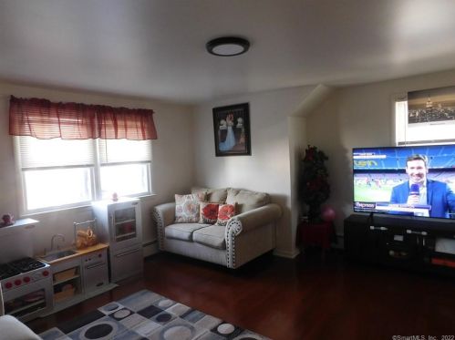 27 Givens Ave, Stamford, CT 06902-5304