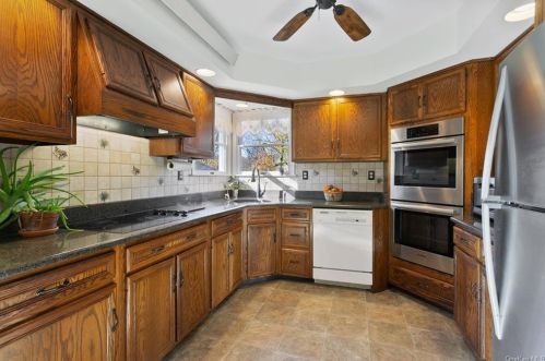 57 Dahlia Dr, Mahopac, NY 10541-3752