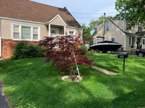 333 Broome Ave, North Lindenhurst, NY 11757-3834