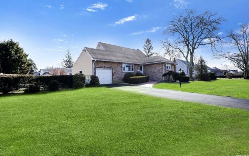 127 Nassau Ave, Babylon, NY 11704-2860
