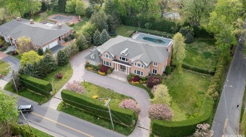 98 Kings Point Rd, Great Neck, NY 11024-1303