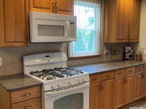 92 Pine St, Islip Manor NY  11751-2227 exterior