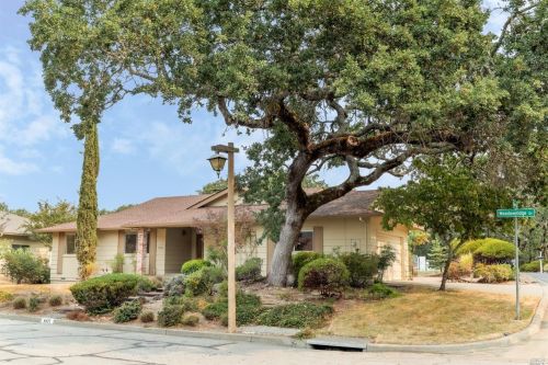6425 Meadowridge Dr, Santa Rosa, CA 95409-5846