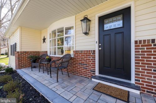 14 Oaklawn Dr, Parkesburg, PA 19365-8904
