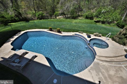 4 Arabian Way, Southampton, PA 18966-5300