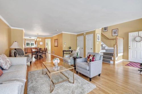 37 Hawthorne Ridge Cir, Bridgeport, CT 06611-5710