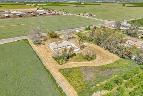 855 Mount Whitney Ave, Laton CA  93242-9724 exterior