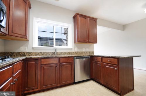 209 Hawks View Sq, Leesburg VA  20175-4103 exterior