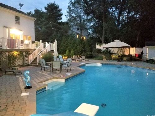 10 Marc Dr, Panamoka NY  11961-2103 exterior