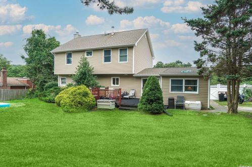 162 10th Ave, Holtsville NY  11742-2357 exterior