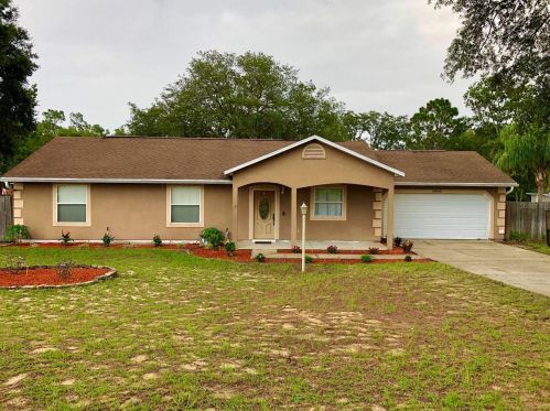 40818 6th Ave, Umatilla, FL 32784-8885