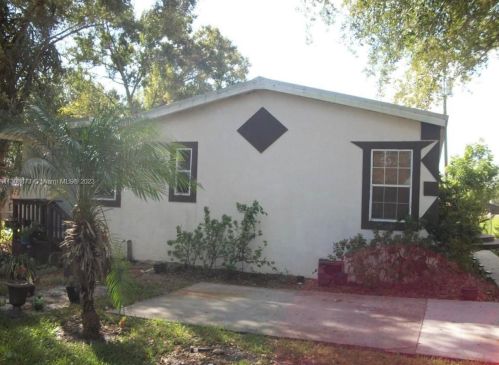 698 6th St, Moore Haven, FL 33471-3001