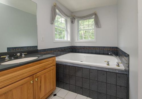 15 Coventry Ln, Salem NH 03079-1369 exterior