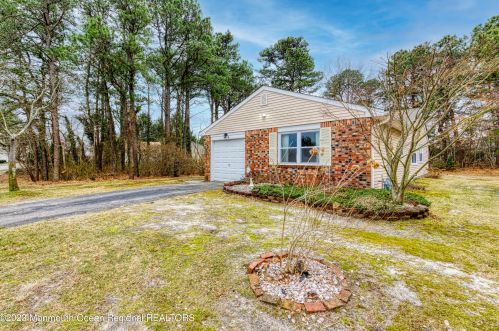 54 Nautilus Dr, Bricktown, NJ 08723-7236