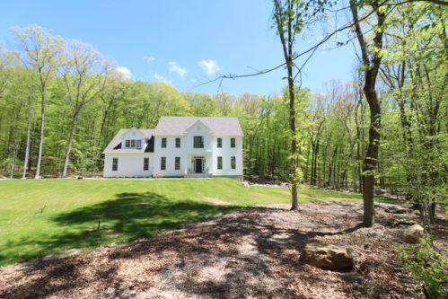 115 Honeysuckle Hill Ln, Bridgeport, CT 06612-1145