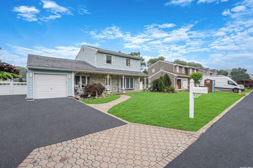 23 Berkshire Rd, Holbrook, NY 11741-2801