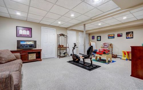 127 Cinnamon Ct, Huntington Station NY  11747-8711 exterior