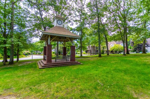 1 Hampton Ct, Mashpee MA 02649-2294 exterior