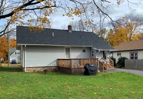 38 Kensington St, Manchester, CT 06040-5422