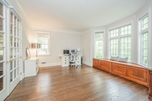 94 Haights Cross Rd, Chappaqua NY  10514-2911 exterior