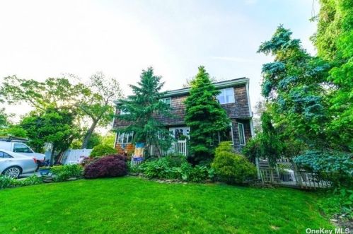 195 Kensington Ct, Copiague, NY 11726-4313