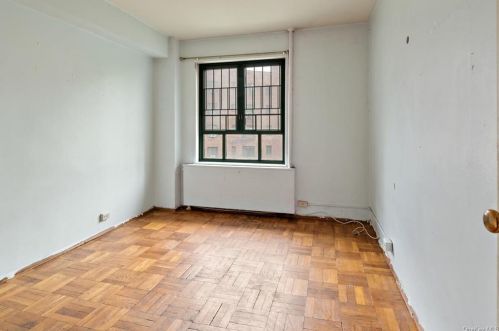 5 Metropolitan Oval, Bronx NY  10462-6501 exterior