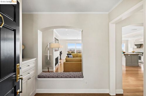 5045 Cochrane Ave, Oakland, CA 94618-2703