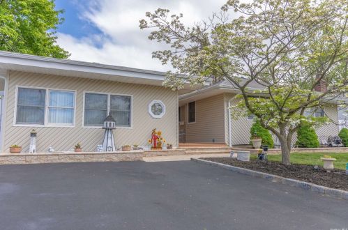 15 18th St, Deer Park NY  11729-3905 exterior